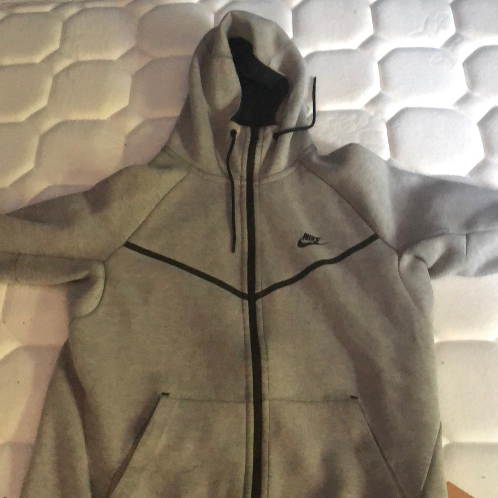 Light grey Nike tech